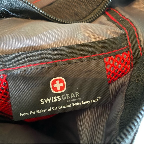 💕Swiss Gear, Multi-Section Crossbody Triangle Sling Bag - Picture 8 of 10